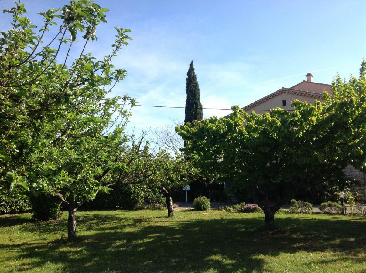 Au Mas Des Graviers Bed & Breakfast Salavas Exterior foto